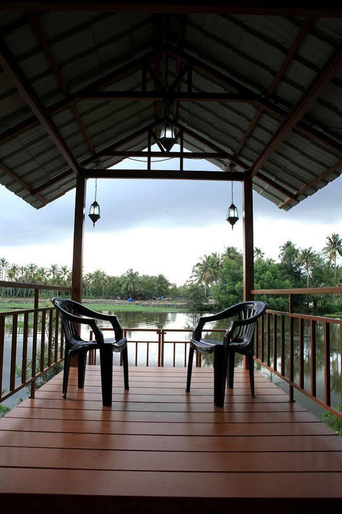 Punarnava Bamboo Lagoon Ayurveda Village Kochi Exterior foto