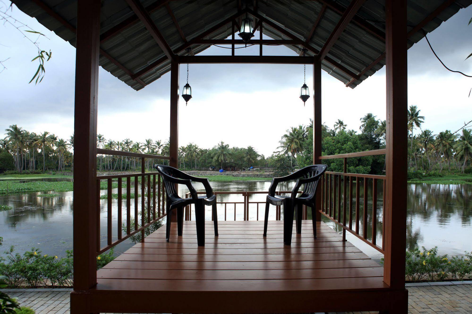 Punarnava Bamboo Lagoon Ayurveda Village Kochi Exterior foto